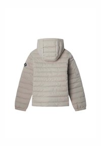 Hnedý prešívaný puffer kabát s kapucňou. Obsahuje elastické manžety a logo nášivku na ľavom rukáve. Hladká textura s horizontálnym prešívaním.