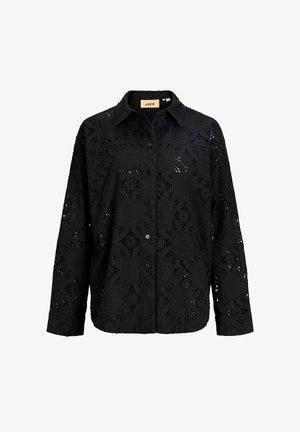 Zwart overhemd met lange mouwen en knopen, met geborduurde oogjeskant in geometrische en bloemmotieven, voorzien van een puntkraag en knopen aan de voorkant.