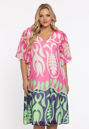 Robe rose et blanche avec des manches courtes fluides, ornée d'un grand motif floral rose et vert, se dégradant vers une base bleu foncé.