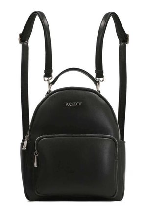 Sac à dos en cuir noir avec bretelles réglables, poche avant zippée, poignée supérieure et logo de la marque "kazar" argenté sur le compartiment principal.