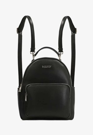 Sac à dos en cuir noir avec bretelles réglables, poche avant zippée, poignée supérieure et logo de la marque "kazar" argenté sur le compartiment principal.