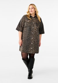 Zizzi MIT LEOPARDEN - Denimové šaty - leo aop