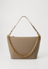 Mala de couro taupe com alça de ombro ajustável e grande detalhe de corrente dourada, fecho de correr e design suave e minimalista.