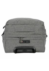 Borsa da viaggio in tessuto grigio con zip doppie, lucchetto combinazione e manico in plastica nera, dotata di una superficie testurizzata e maniglia superiore imbottita.