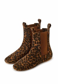 Stivaletti alla caviglia con stampa leopardata realizzati in morbido tessuto, dotati di pannelli laterali elasticizzati, punta rotonda e linguette per facilitare l'indossamento.