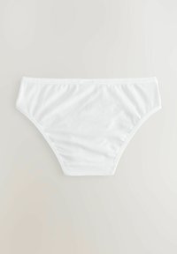 Bijela pamučna bikini gaćice s jednostavnim dizajnom, od mekanog materijala, bez šavova i bez vidljivih uzoraka ili akcenata.