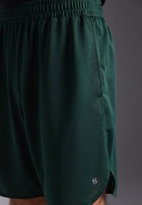 Pier One Sport LONGER FIT QUICK-DRYING SPORTS SHORTS - Calções desportivos - dark green