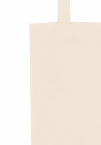 Katoenen draagtas in off-white kleur, met een eenvoudig ontwerp, vierkante vorm en stevige hengsels. Gladde textuur zonder zichtbare patronen.