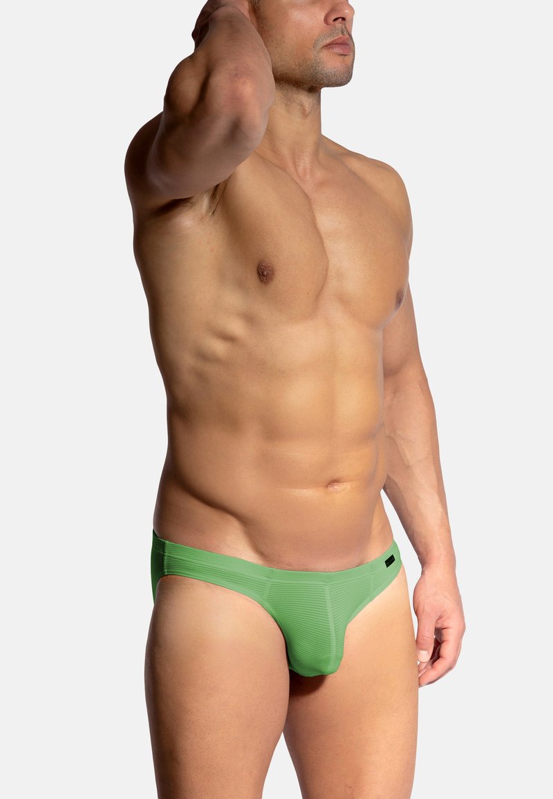 Groene boxershort van gladde stof, met een aansluitend ontwerp en een elastische tailleband. Subtiele textuur en horizontale strepen aanwezig.