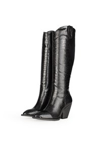 Botas negras hasta la rodilla hechas de cuero con relieve de piel de cocodrilo, con punta afilada y un tacón de madera apilada.