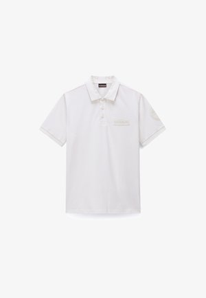 Polo blanco de algodón, con tapeta de tres botones, detalle de logo bordado y mangas cortas con acentos contrastantes.