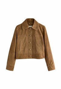 Giacca corta in suede marrone con colletto classico, chiusura frontale a bottoni e due tasche laterali. Texture morbida e dettagli di design strutturati.