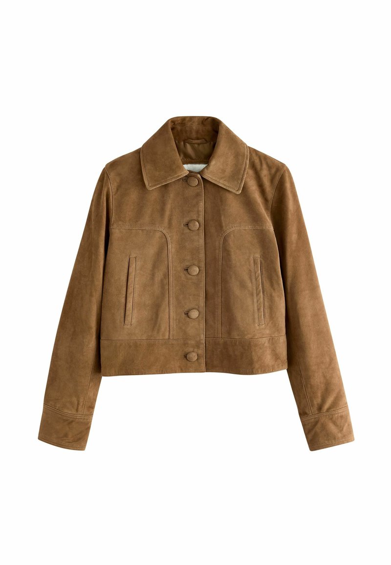 Giacca corta in suede marrone con colletto classico, chiusura frontale a bottoni e due tasche laterali. Texture morbida e dettagli di design strutturati.
