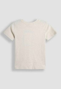 Lys beige T-shirt med kortærmer lavet af blødt bomuld. Har en rund hals og en ensfarvet ryg uden grafik eller mønstre.