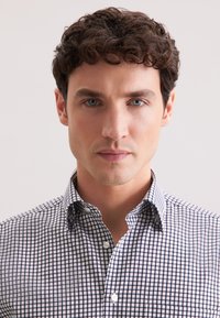 Koszula w kratę w kolorze granatowym i białym z wyraźnym kołnierzykiem, z małym wzorem kratki i gładką teksturą materiału.