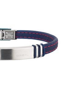 Blå läderarmband med röd söm, spänne av rostfritt stål och ingraverad "BREIL"-text på metallen. Slät yta, modern design.