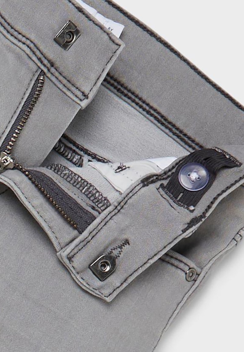 Grau denim Stoff mit einem Reißverschluss, Knopfverschluss und kontrastierenden Nähten. Verfügt über ein Innenetikett und einen Reißverschlussdetail an der Tasche.