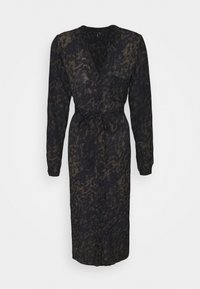 Dlouhé černé šaty s béžovým a tmavě hnědým zvířecím vzorem, výstřihem do V, zapínáním na knoflíky, dlouhými rukávy a vázáním v pase. Hladká, lehká tkanina.