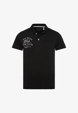 Czarny polo wykonany z bawełny, z kołnierzykiem, zapięciem na trzy guziki i kieszenią na lewej piersi. Zawiera białe nadrukowane detale brandingowe.