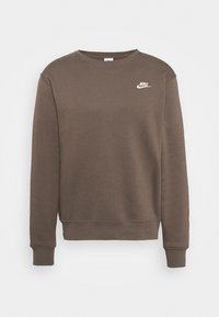 Hnědá mikina Nike s dlouhými rukávy a kulatým výstřihem, která má malé bílé logo Nike na levé části hrudi.