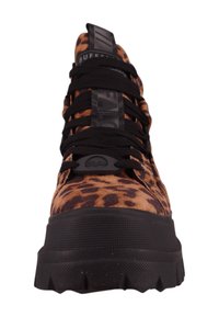 Adidași înalți cu imprimeu leopar, cu accente negre, din material suede cu textură, talpă groasă din cauciuc și șireturi negre. Include un tab cu marcă și logo.