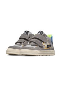 Un paio di sneaker grigie per bambini con doppie fibbie in Velcro, design a stelle, fodera interna neon verde e suole in gomma beige.