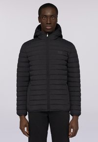 Svart puffjacka med dragkedja fram, huva och horisontell s�ömnad. Slät textur, med sidofickor och en logotyp på bröstet.