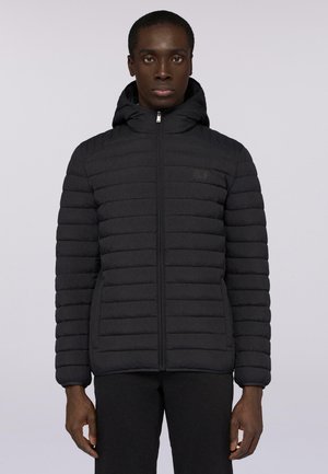 Schwarze Pufferjacke mit Reißverschluss vorne, Kapuze und horizontalen Nähten. Glatte Textur, mit Seitentaschen und einem Logo auf der Brust.
