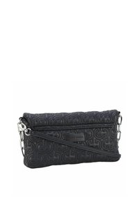 Pochette nera trapuntata con un motivo testurizzato, accessori in metallo argentato, una tracolla staccabile e una patch con il logo davanti.