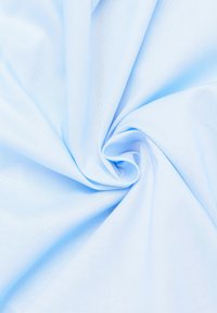Tessuto azzurro chiaro con una trama liscia e leggera, disposto a spirale. La superficie appare leggermente lucida con un sottile motivo a tessitura.