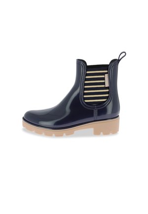 Botte de cheville en caoutchouc bleu marine avec une finition texturée, panneaux latéraux élastiques avec des rayures beiges, et une semelle épaisse couleur beige clair.