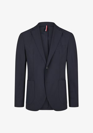 Donkerblauwe blazer met een rij knopen, dubbele revers met inkeping, twee opgestikte zakken aan de voorkant, één knoopsluiting en een klein rood-wit-zwart label aan de binnenkant van de hals.