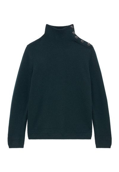 Mørkegrøn strikket sweater med en ribbet høj hals og fire knapper på venstre skulder. Lange ærmer og en struktureret finish.
