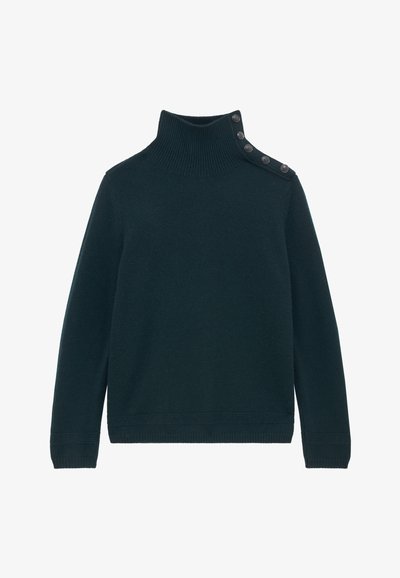 Mørkegrøn strikket sweater med en ribbet høj hals og fire knapper på venstre skulder. Lange ærmer og en struktureret finish.
