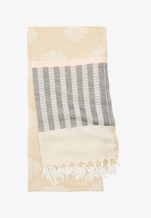 Jasnobeżowy ręcznik w wzór z siatką, uzupełniony ciemnoszarymi paskami i białą frędzelką wzdłuż krawędzi.