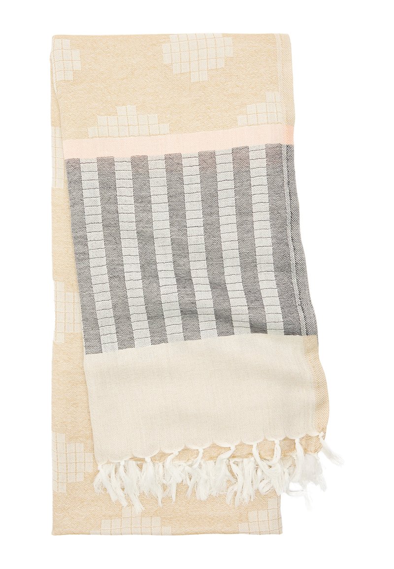 Jasnobeżowy ręcznik w wzór z siatką, uzupełniony ciemnoszarymi paskami i białą frędzelką wzdłuż krawędzi.