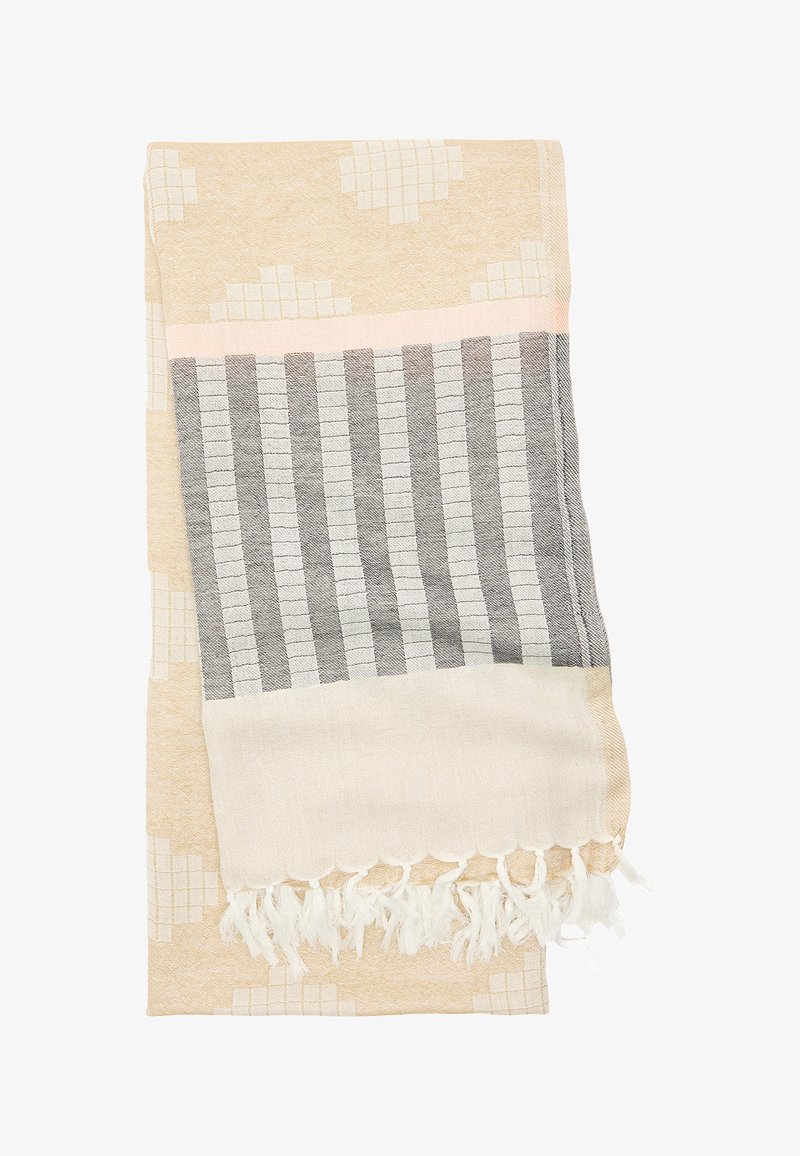 Jasnobeżowy ręcznik w wzór z siatką, uzupełniony ciemnoszarymi paskami i białą frędzelką wzdłuż krawędzi.
