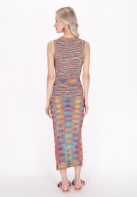Abito lavorato a maglia multicolore con silhouette aderente, design senza maniche e lunghezza midi, caratterizzato da strisce blu, rosa, giallo e arancione.