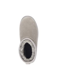 Stivaletto grigio in suede con punta arrotondata, morbida fodera in pelliccia e un'anello sul retro per una facile vestibilità. Superficie liscia con colore interno contrastante.