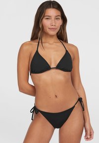 Svart bikini med en triangelformad topp med justerbara axelband och ett knytbart underdel. Slät tygkvalitet med en ensfärgad design och minimal detaljering.