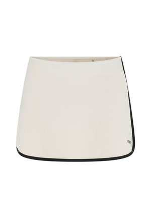 Bílá mini sukně áčkového střihu s černým lemem podél okrajů a malým černým logem na pravé dolní straně.