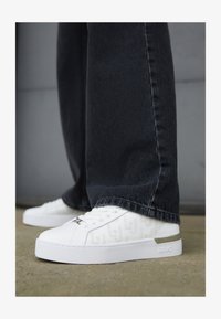 Não selecionado, white