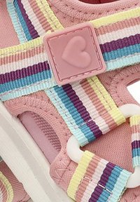 Chanclas rosas con tiras de colores a rayas, con un acento en forma de corazón rosa y un exterior texturizado para mayor agarre y comodidad.
