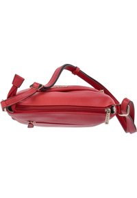 Rote Leder-Crossbody-Tasche mit strukturierter Oberfläche, schlanker Form und verstellbarem Tragegurt. Mit metallischem Reißverschluss und Logodetail.