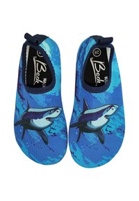 Blauwe zwemslippers met een haai-ontwerp, voorzien van een zachte textiele bovenkant en elastische opening voor gemakkelijk aan- en uittrekken. Getextureerde zolen voor grip.