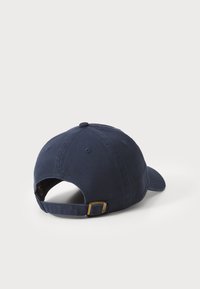 Casquette de baseball en coton bleu marine avec une visière courbée, une sangle réglable à l'arrière et des œillets brodés pour la ventilation.