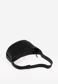 Borsa a tracolla in pelle nera con forma curva, chiusura a zip piatta e tracolla regolabile. Texture liscia con dettagli hardware minimi.
