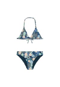 Bikini set vključuje modro-zelen cvetlični vzorec s koralnimi in mornarsko modrimi poudarki. Zgornji del je v obliki trikotnika z zavezovanjem na vratu; spodnji del je srednje visok.