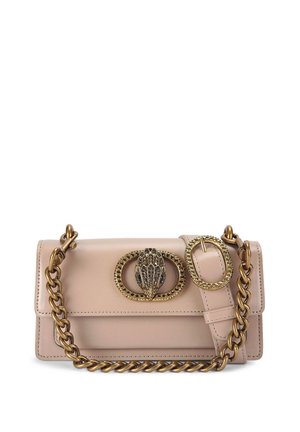 Borsa a tracolla in pelle rosa chiaro con una catenella color oro. Presenta dettagli metallici decorativi con accenti gioiello e una forma rettangolare.