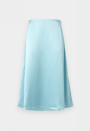 Φούστα μέσης μήκους από σατέν ανοιχτού μπλε χρώματος με ελαφριά φούστα και λεία υφή, εμφανιζόμενη σε λευκό φόντο.